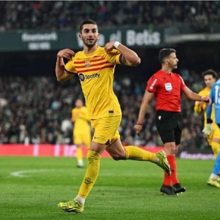 Last-gasp Barcelona survive Isco-inspired Betis comeback to steal thriller