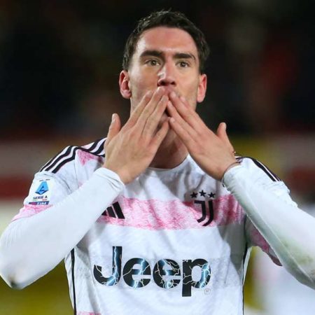 Second-half Vlahovic double fires Juventus past Lecce to Serie A summit